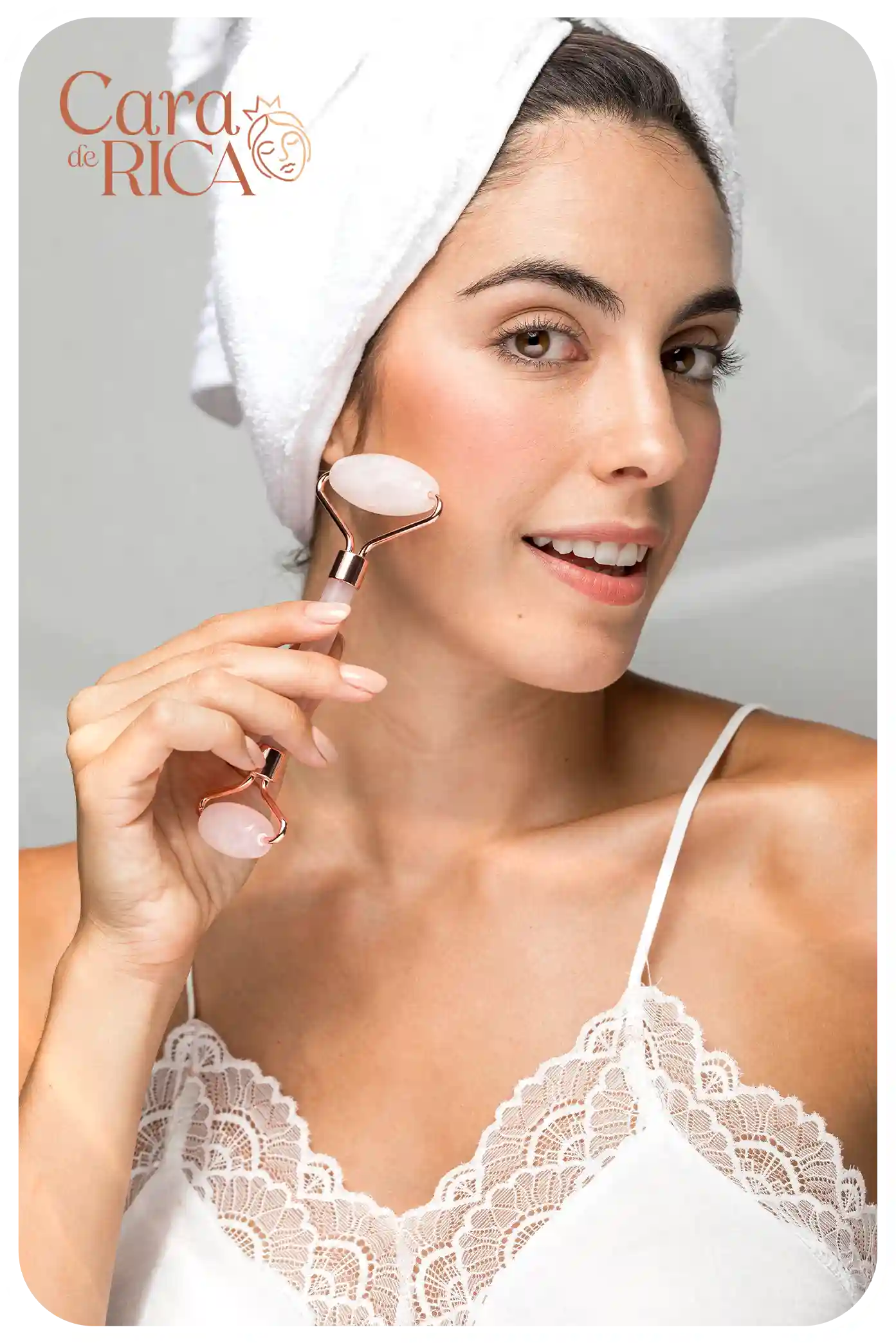Mulher pensativa com skincare